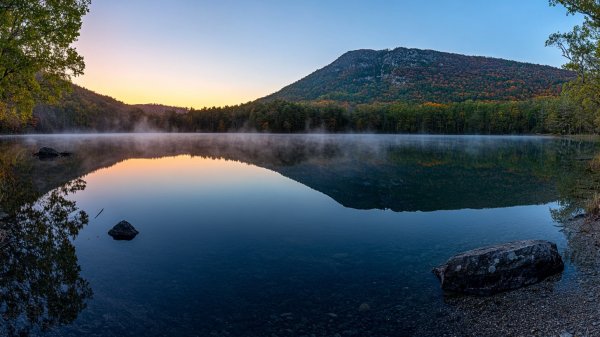 Закат на Горном Озере: Фотореализм Утреннего Пейзажа. midjourney