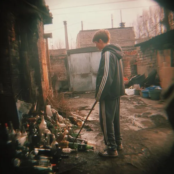 Гарри Поттер из девяностых: московский двор и разбитые мечты. Генерация из нейросети Миджорни