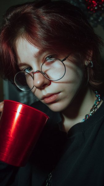 Взгляд сквозь призму боли: искажения памяти и внутренний хаос в неоновом свете. Генерация из нейронной сети Миджорни
