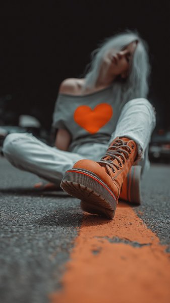 Хулиганка на асфальте: пленка, стиль и оранжевое сердце в ботинке. Нейросеть Midjourney