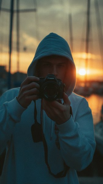 Закат в объективе: кинематографичная история молодого фотографа на плёнке. Картинка из нейросети Midjourney