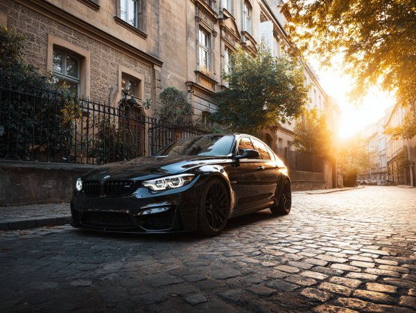 Чёрный BMW M3: элегантность спорта в объятиях старины и золотого света. Нейросеть Миджорни
