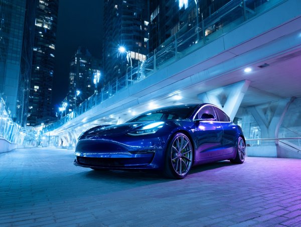 Синий Tesla в футуристическом городе: инновации и технологии будущего. Генерация из нейросети Миджорни
