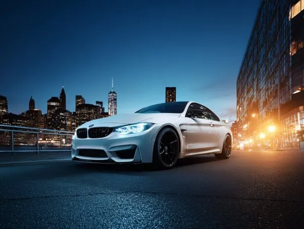 Белый BMW M4 в сумерках: городской стиль и динамика спортивного купе. Картинка из нейросети Миджорни