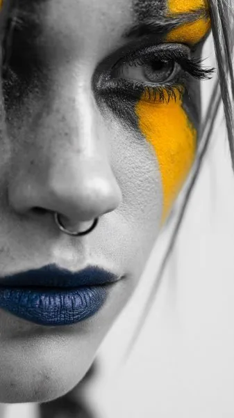 Лицо в красках: драматичный образ и яркие акценты. Картинка из нейросети Миджорни