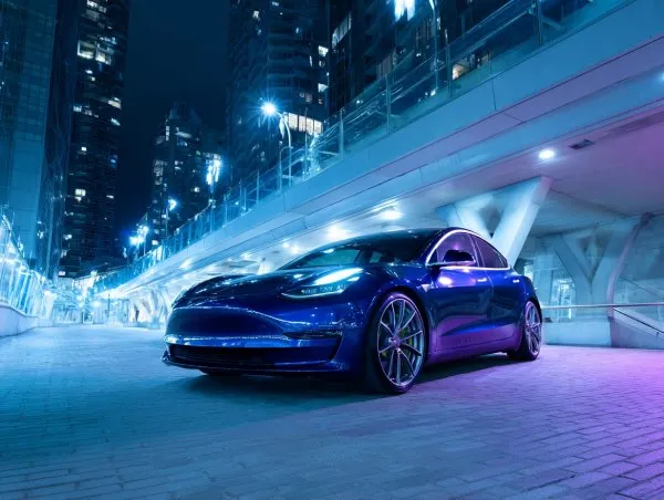 Синий Tesla в футуристическом городе: инновации и технологии будущего. Генерация из нейросети Миджорни