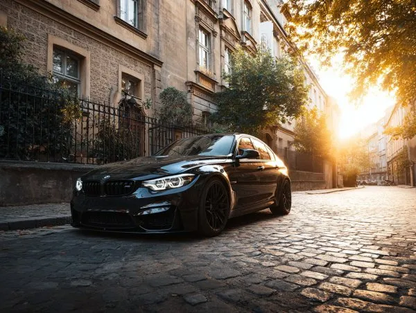 Чёрный BMW M3: элегантность спорта в объятиях старины и золотого света. Нейросеть Миджорни
