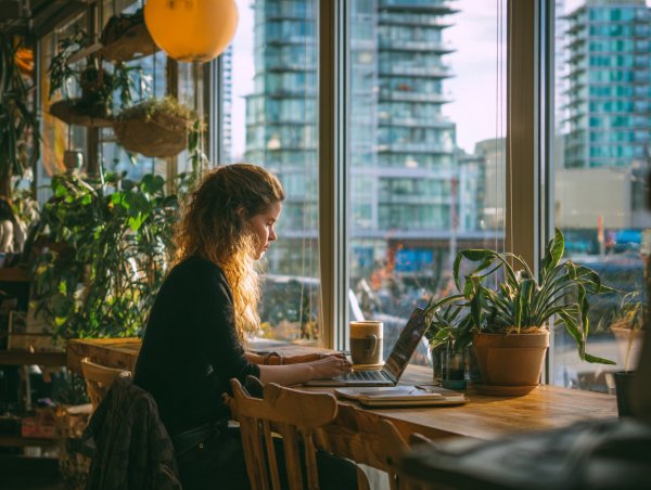 Уютное утро в кофейне: работа и вдохновение с видом на город. Генерация из нейронной сети Midjourney