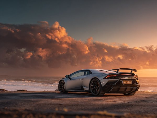 Закат над океаном: серебряный Lamborghini на пустынной дороге. Картинка из нейронной сети Midjourney