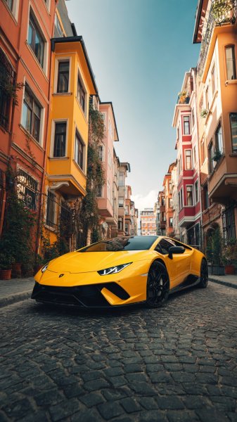 Яркий Lamborghini Huracán на фоне городской улицы и цветных зданий. Картинка из нейросети Midjourney