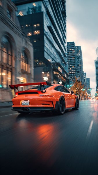 Яркий оранжевый Porsche 911 в городском потоке: динамика и стиль. Картинка из нейронной сети Midjourney