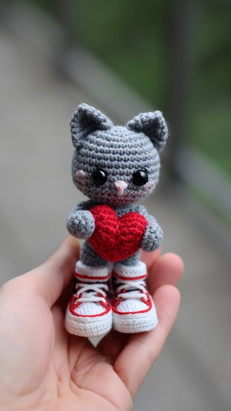 Милый амигуруми котик с сердечком: очаровательная фигурка ручной работы для коллекции. Картинка из нейронной сети Миджорни