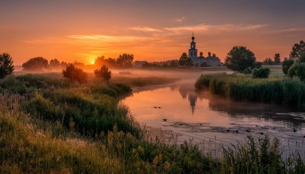 Утренний туман над русской рекой с церковью Монакова. Картинка из нейросети Midjourney
