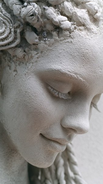 Лицо из гипса: нежная красота и безмятежность в деталях скульптуры. Генерация из нейронной сети Миджорни