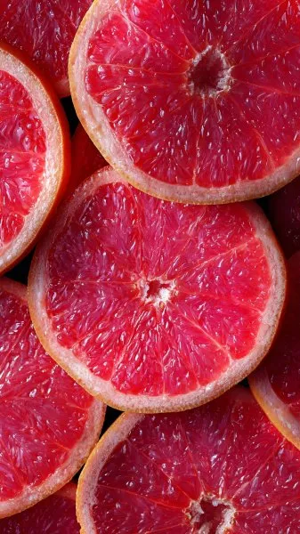 Сочные дольки грейпфрута: яркий акцент и свежесть. Изображение из нейросети Midjourney