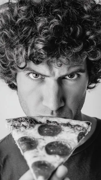 Серьезное лицо с пиццей в черно-белом стиле. Изображение из нейронной сети Midjourney