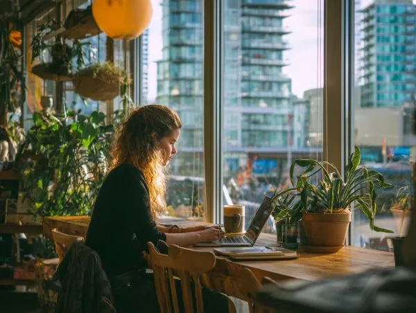 Уютное утро в кофейне: работа и вдохновение с видом на город. Генерация из нейронной сети Midjourney
