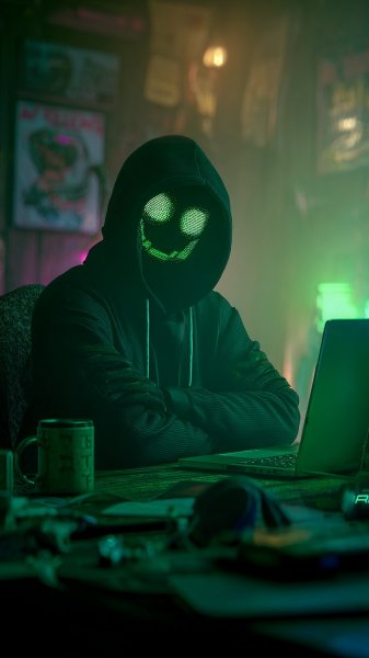 Таинственная фигура в черном капюшоне и маске с неоновым светом. Картинка из нейронной сети Midjourney