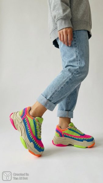 Яркие кроссовки: вязаные детали и смелые неоновые цвета. Генерация из нейросети Nano-Banana