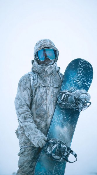 Заснеженная фигура с посохом и символами в зимнем пейзаже. Генерация из нейросети Midjourney