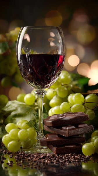 Изысканная элегантность: вино, шоколад и свежие гроздья. Нейросеть Midjourney