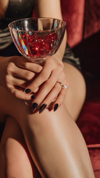 Сладкие сердца и нежные объятия. Изображение из нейросети Миджорни