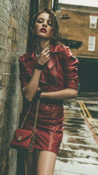 Бунтарский шик: красная провокация на городском фоне с винтажным настроением. Изображение из нейронной сети Midjourney