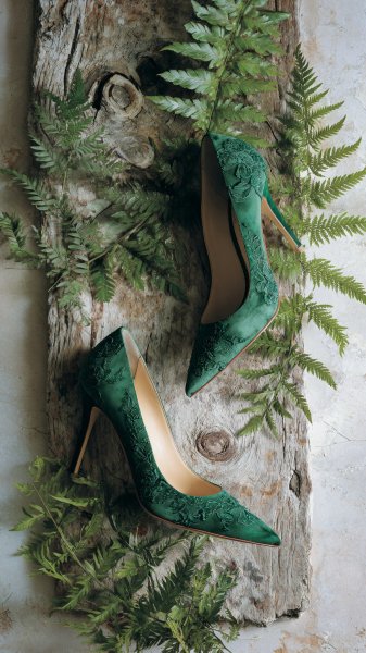 Яркие зеленые туфли на каблуке: современный стиль и элегантность. Изображение из нейросети Миджорни