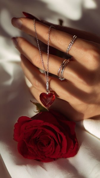 Нежные чувства и элегантность красного цвета в современном стиле. Нейросеть Миджорни