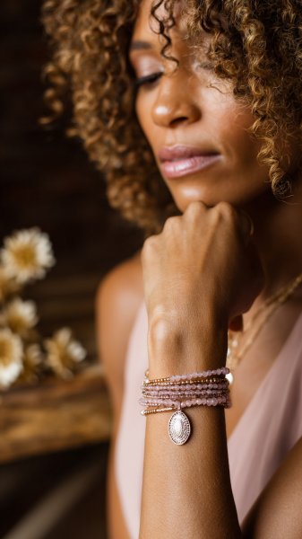 Изысканный браслет: фиолетовый цвет, блеск и деликатная текстура. Изображение из нейронной сети Midjourney