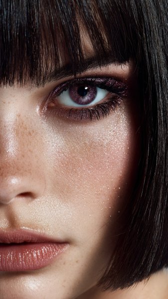 Загадочный взгляд: пурпурный ирис в мерцающем сиянии ночного неба. Изображение из нейронной сети Миджорни