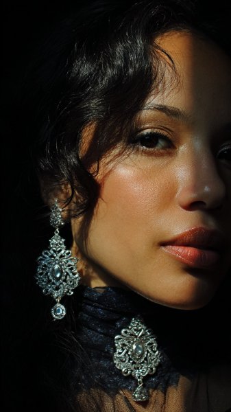 Таинственная элегантность: женский портрет в полумраке и бликах роскоши. Генерация из нейросети Midjourney