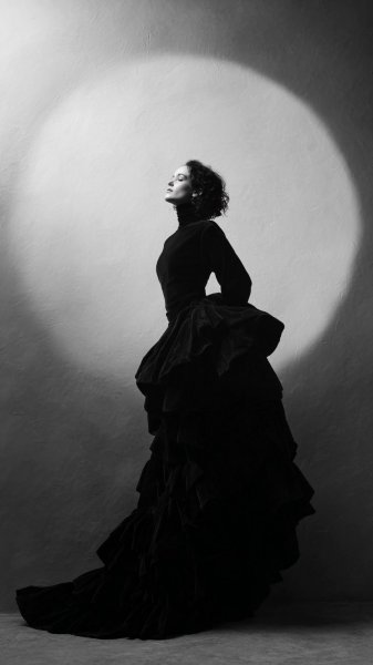 Таинственная актриса в роскошном платье и цилиндре: взгляд на сцену. Генерация из нейросети Midjourney