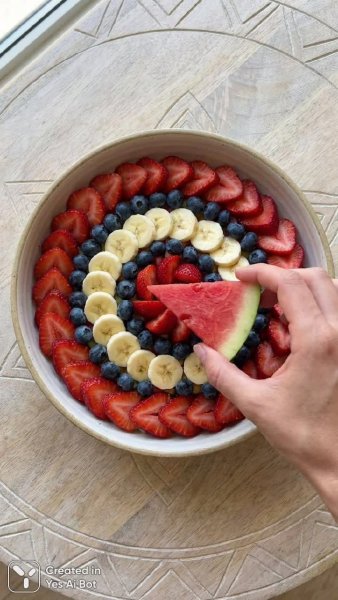 Яркий салат из летних ягод и фруктов на деревянном столе. Генерация из нейросети Nano Banana