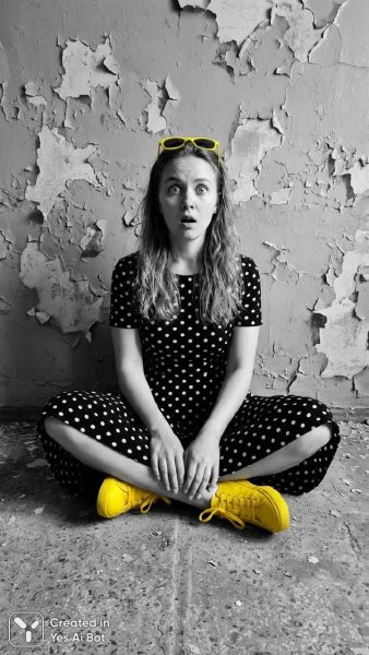 Неожиданный кадр: девушка в горошек и желтые очки на фоне облупившейся стены. Нейросеть Nano Banana