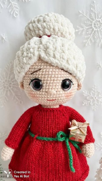 Вязаная кукла с пушистыми белыми волосами и праздничным настроением. Нейросеть Нано Банана