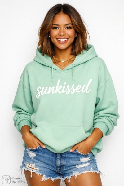 Девушка в зеленом худи: летний стиль и фотореализм. Генерация из нейросети Sora Ai Images