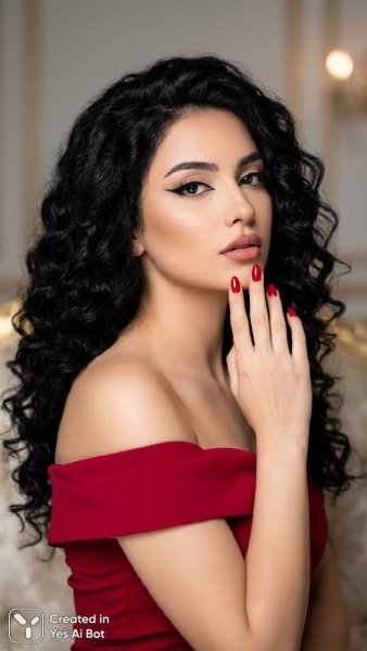 Роскошный образ: красное платье и безупречный макияж с черным лайнером. Изображение из нейросети Nano-Banana