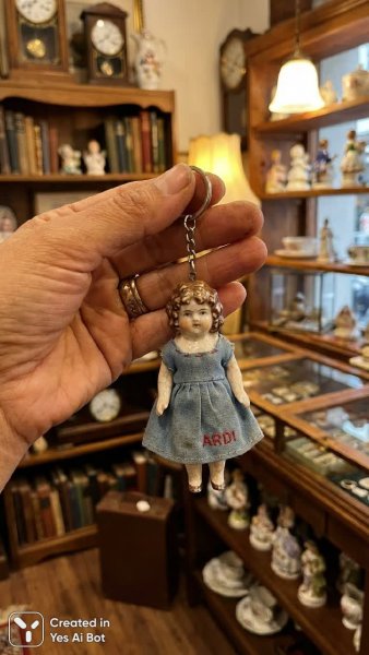 Винтажная кукла в руке: очарование старинного магазина и реалистичные детали. Нейронная сеть Nano-Banana