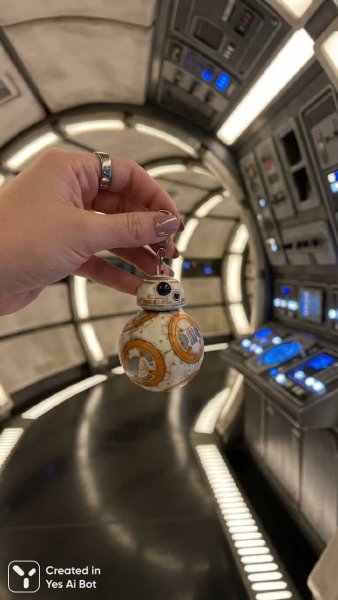 Рука держит BB-8 в футуристическом коридоре космического корабля. Картинка из нейронной сети Nano-Banana
