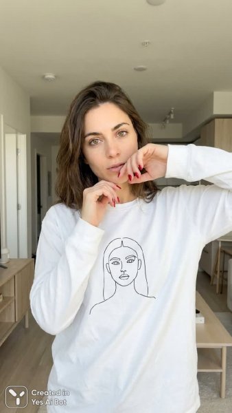 Элегантность и нежность в минималистичном образе современной женщины. Генерация из нейросети Нано Банана