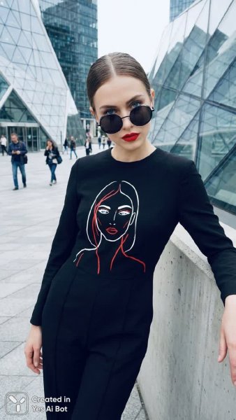 Городской шик: стильная модель в черном комбинезоне с яркими деталями и современным настроением. Генерация из нейронной сети Нано Банана