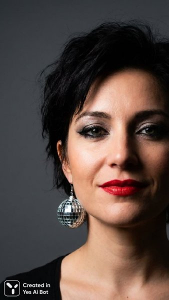 Яркий портрет женщины с алой помадой и диско-шариком в ухе. Нейросеть Nano Banana
