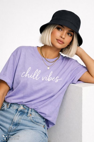 Стильная девушка в лавандовом топе и джинсах: фотореалистичный портрет с высоким уровнем детализации. Картинка из нейросети Sora images Ai