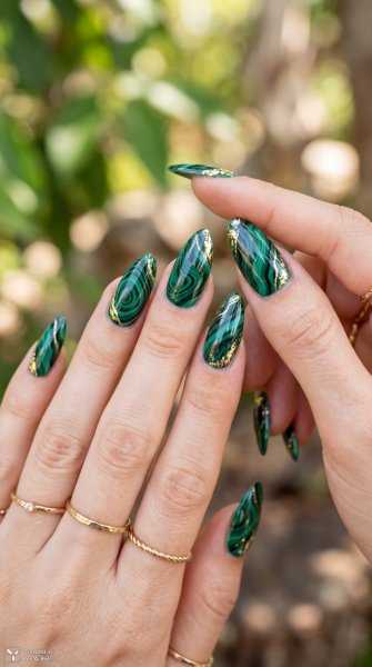 Изысканный маникюр в стиле малахит с золотыми акцентами. Нейросеть Nano Banana