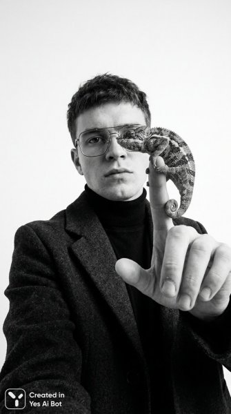 Молодой человек и хамелеон: необычный портрет в черно-белых тонах. Нейронная сеть Нано Банана